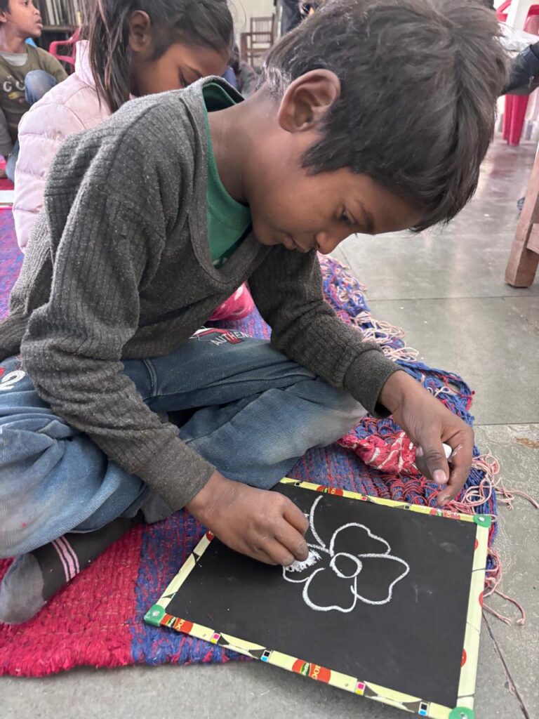 डीएम की पहल लाने लगी रंग, भिक्षावृत्ति छोड़ कलम पकड़ने को आतुर बच्चे