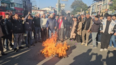 देहरादून: कांग्रेस ने अमेरिका और केंद्र सरकार का जोरदार विरोध करते हुए पुतला दहन किया