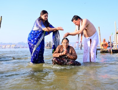 मुख्यमंत्री धामी ने महाकुंभ के पुण्य अवसर पर पावन दिव्य त्रिवेणी संगम पर सपरिवार स्नान किया