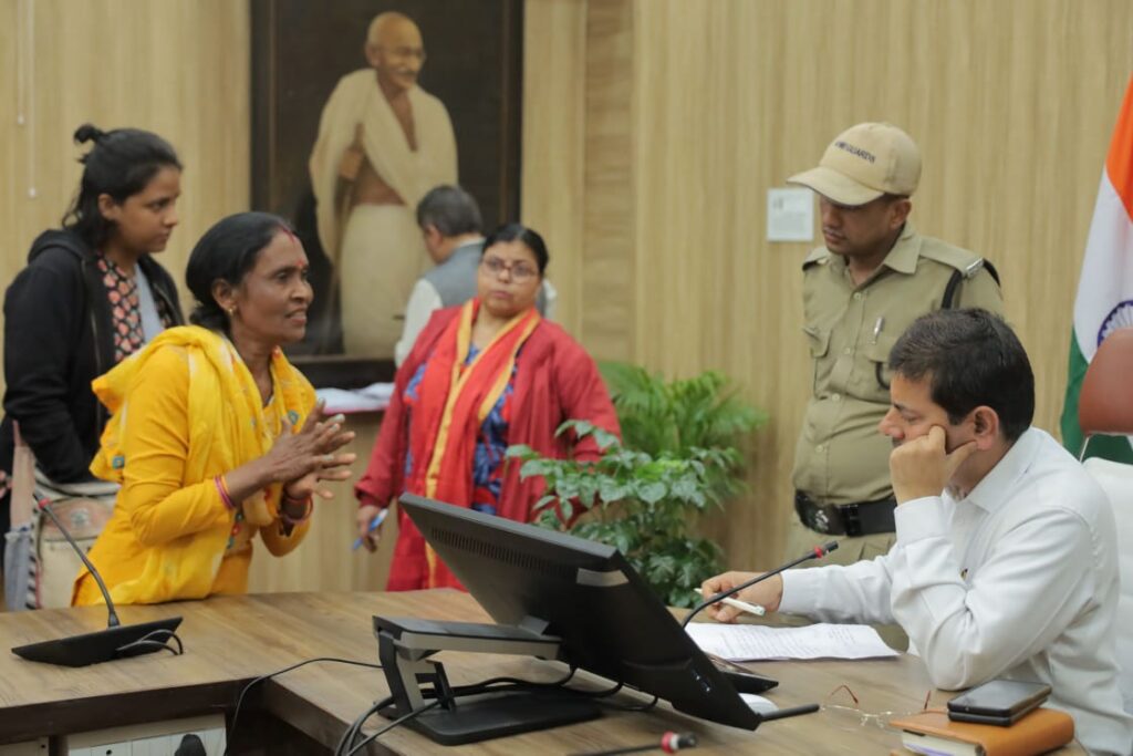 जनता दरबार में सुनी गई 124 समस्याएं, अपर जिलाधिकारी ने दिए त्वरित समाधान के निर्देश