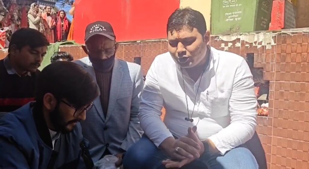 कांग्रेस प्रदेश सचिव ने चितई में न्याय के देवता गोल्ज्यू के दर्शन करके खून से पत्र लिखा