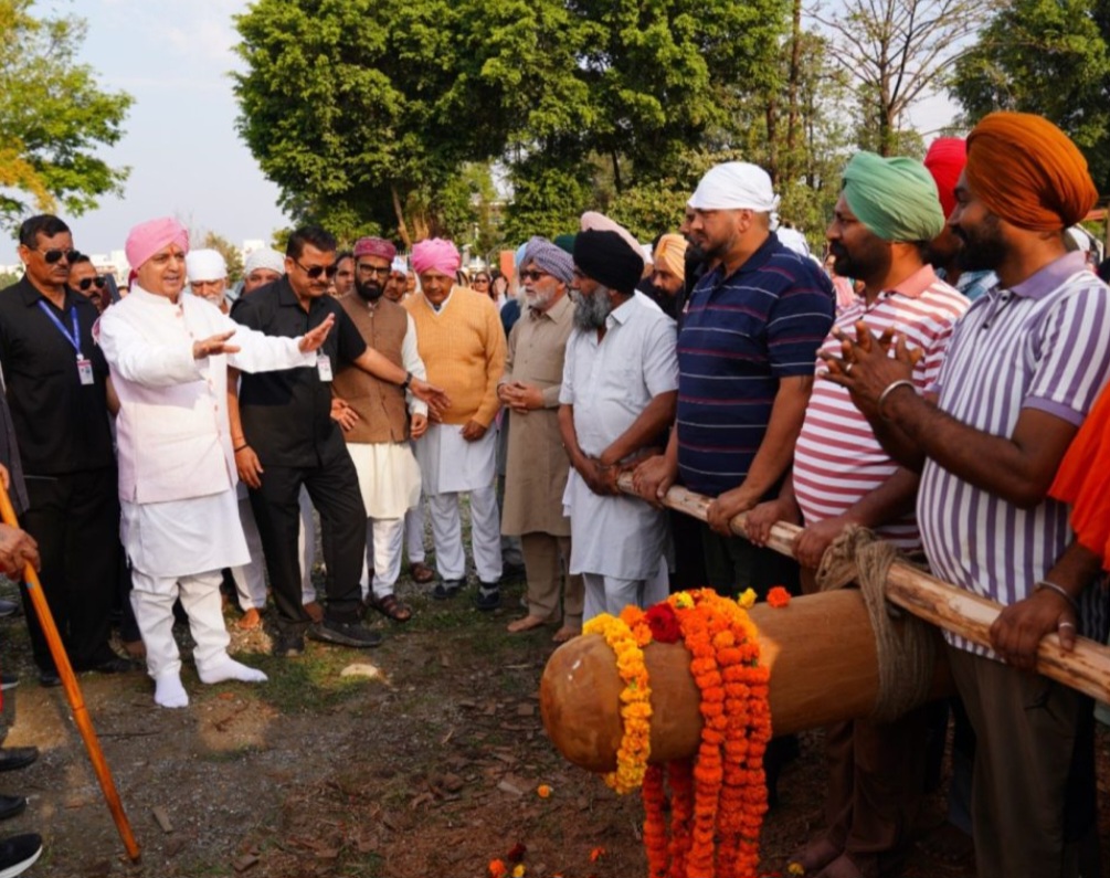 पारंपरिक रीति-रिवाजों से हुआ नए ध्वजदण्ड का पूजन, देहरादून में उमड़ा आस्था का सैलाब