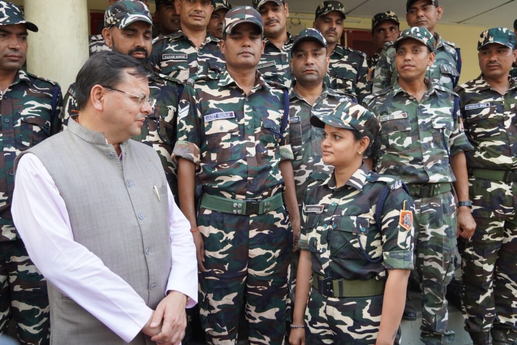मुख्यमंत्री ने बनबसा की सीमा चौकी पर एस.एस.बी. अधिकारियों व जवानों से की मुलाकात