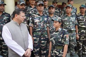 मुख्यमंत्री ने बनबसा की सीमा चौकी पर एस.एस.बी. अधिकारियों व जवानों से की मुलाकात