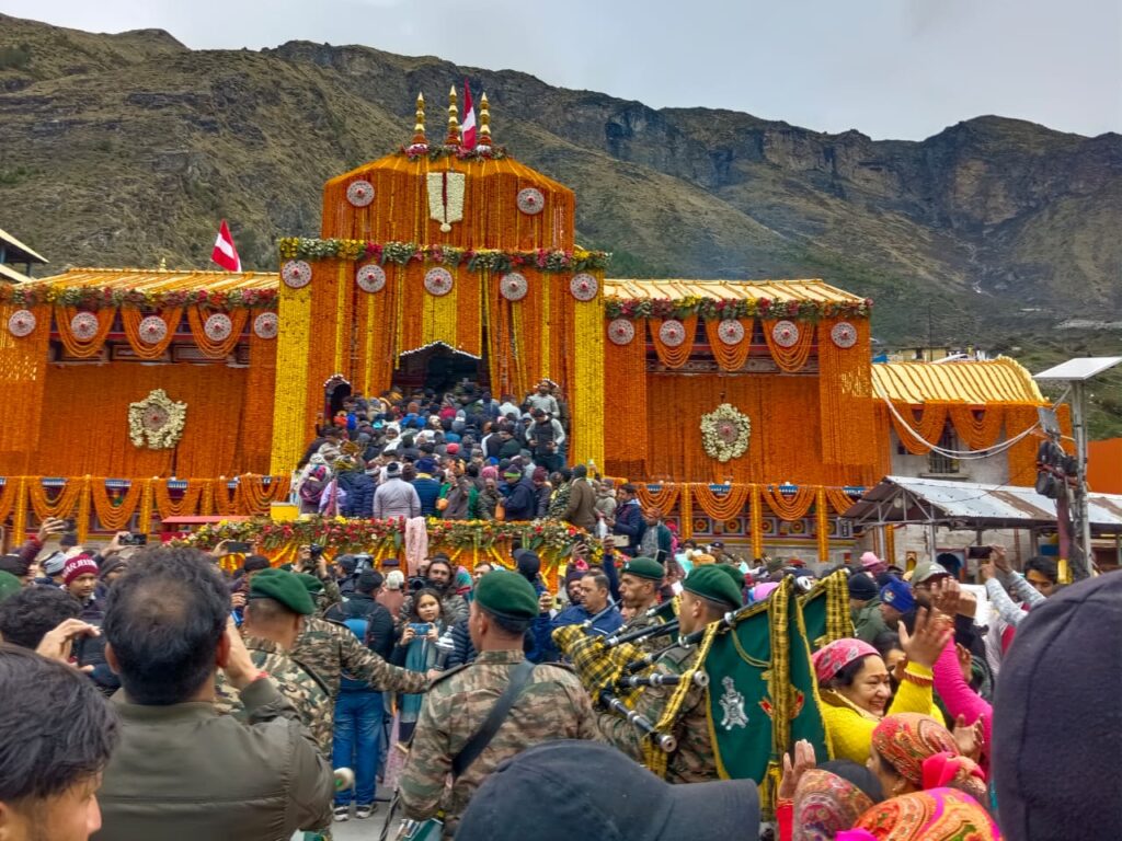 उदघोष के साथ विश्व प्रसिद्ध श्री बदरीनाथ धाम के कपाट खुले