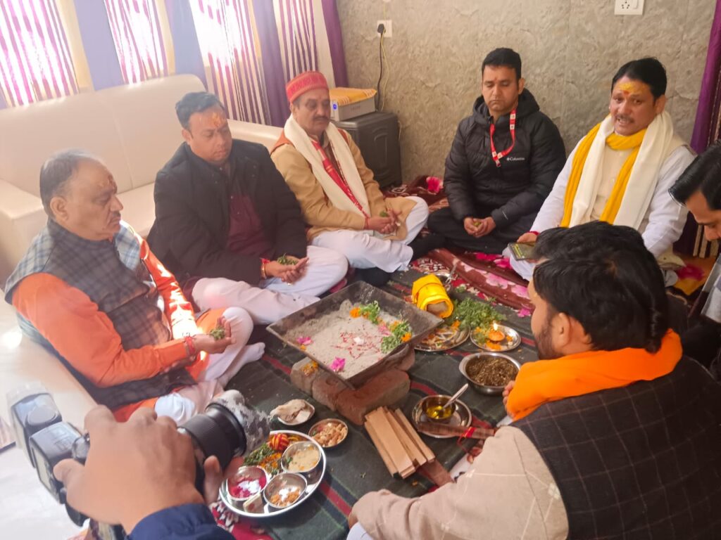 बीकेटीसी अध्यक्ष द्विवेदी ने बदरीनाथ बामणी स्थिति मां नंदा, माता उर्वशी और प्राचीन हनुमान मंदिर में किए दर्शन 