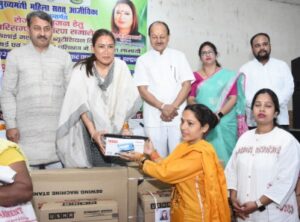 कैबिनेट मंत्री ने प्रशिक्षण प्राप्त महिलाओं को बांटी सिलाई और ब्यूटीशियन किट