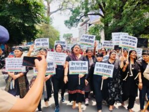 प्रदेश में महिलाओं के साथ बलात्कार, उत्पीड़न के खिलाफ महिला कांग्रेस ने मुख्यमंत्री आवास के बाहर सरकार का पुतला दहन किया