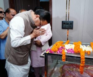 मीडिया प्रभारी मनवीर चौहान की पत्नी स्वर्गीय उमा को श्रद्धांजलि देने उनके आवास पहुंचे मुख्यमंत्री