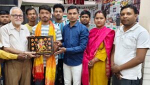 एक समाज श्रेष्ठ समाज संस्था ने परीक्षा में गुरुतेग बहादुर स्कूल के टॉपर मनीष साहू का स्वागत किया