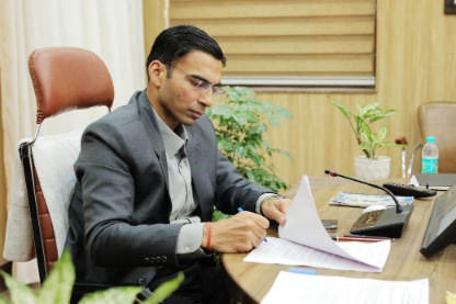 डीएम हो तो ऐसा.. ऑन द स्पॉट की दिव्यांग महिला की पेंशन स्वीकृत, निःशुल्क उपलब्ध कराई व्हीलचेयर