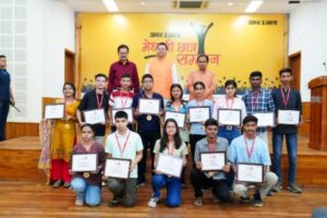 मुख्यमंत्री धामी ने 75 मेधावी छात्र-छात्राओं को किया सम्मानित