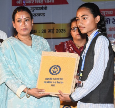 विश्व मासिक धर्म स्वच्छता दिवस पर कैबिनेट मंत्री ने किया बालिकाओं को जागरूक