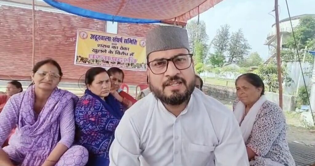 शराब के ठेके का विरोध कर रहे लोगों के समर्थन में पहुँचे मोहित डिमरी