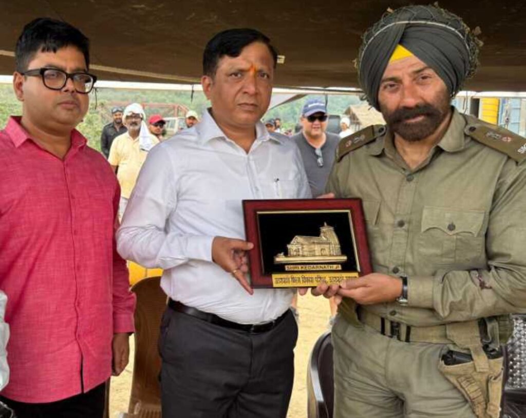 उत्तराखंड: बॉर्डर 2 के सेट पर अभिनेता सनी देओल से मिले सीईओ बंशीधर तिवारी, फिल्म नीति पर हुई सकारात्मक चर्चा