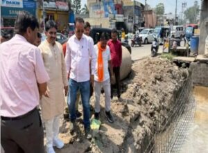 ऋषिकेश: नगर निगम द्वारा किए जा रहे पुलिया व सड़क निर्माण कार्य का मेयर शंभू पासवान ने किया औचक निरीक्षण