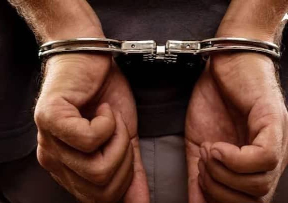 उत्तराखंड: भ्रष्ट पेशकार दस हजार रिश्वत लेते रंगे हाथ गिरफ्तार..