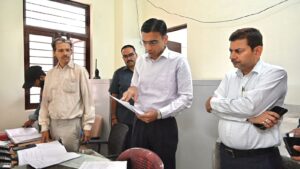 डीएम ने किया कंट्रोल रूम का निरीक्षण, पेयजल शिकायत मिलते ही त्वरित समाधान के दिए निर्देश