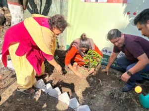 सहकारी समिति में वृक्षारोपण कर मनाया गया पर्यावरण दिवस, प्लास्टिक उन्मूलन का लिया संकल्प