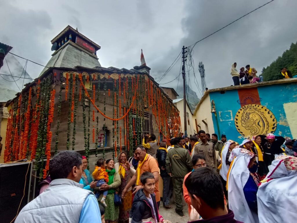 बदरीनाथ धाम के समीप माणा स्थित भगवान श्री घंटाकर्ण मंदिर के कपाट खुले 