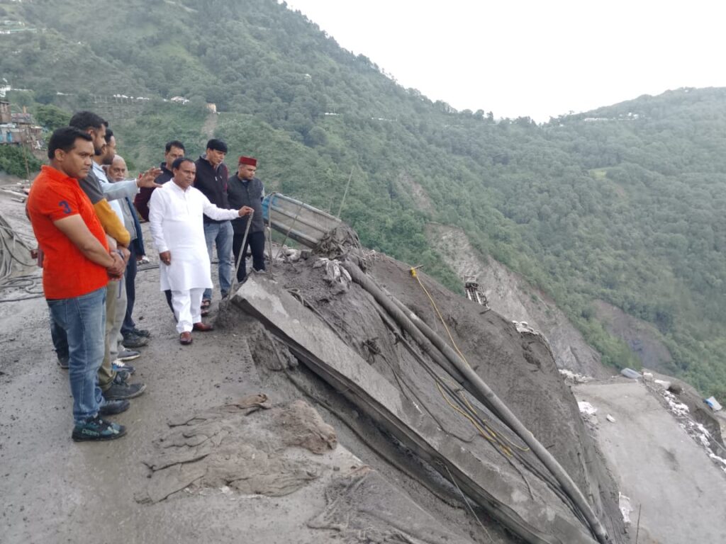नैनीताल जिले के भ्रमण पर पंहुचे उच्च शिक्षा मंत्री, बलियानाला क्षेत्र में चल रहे ट्रीटमेंट कार्य का किया निरीक्षण
