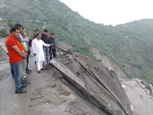 नैनीताल जिले के भ्रमण पर पंहुचे उच्च शिक्षा मंत्री, बलियानाला क्षेत्र में चल रहे ट्रीटमेंट कार्य का किया निरीक्षण