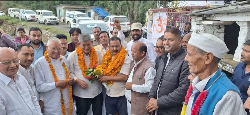 झटका: दर्जनों समर्थकों के साथ भाजपा छोड़ कांग्रेस में शामिल हुए सुरेश भट्ट