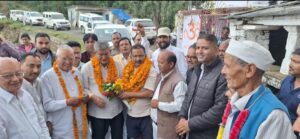 झटका: दर्जनों समर्थकों के साथ भाजपा छोड़ कांग्रेस में शामिल हुए सुरेश भट्ट