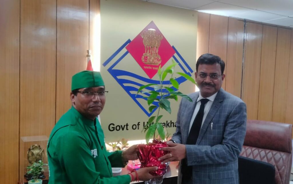 मुख्य सचिव को वृक्षमित्र डॉ. सोनी ने रुद्राक्ष का पौधा उपहार में भेंट कर दी बधाई