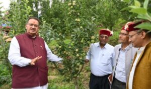 कृषि मंत्री जोशी ने मोरी गांव में काश्तकारों से की मुलाकात, सेब बागान का किया निरीक्षण