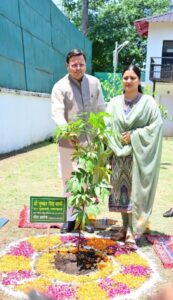 मुख्यमंत्री ने “एक पेड़ मां के नाम” अभियान के अंतर्गत पौधारोपण किया