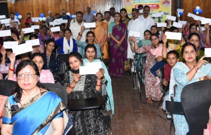 टिहरी में ग्रामीण क्षेत्र की नवनियुक्त कार्यकत्रियों और सहायिकाओं को दिए नियुक्ति पत्र