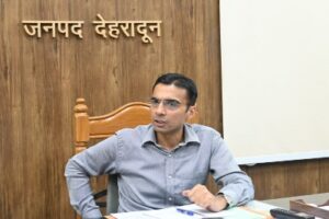 कार्यालय में जुआ खेलने वालों पर डीएम की कार्रवाई, राजस्व उप निरीक्षक निलम्बित