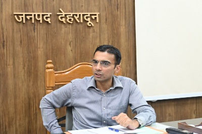 कार्यालय में जुआ खेलने वालों पर डीएम की कार्रवाई, राजस्व उप निरीक्षक निलम्बित