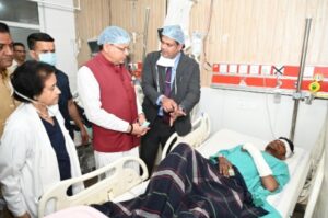 सीएम धामी पहुंचे एम्स ऋषिकेश, रुद्रप्रयाग बस दुर्घटना में घायल यात्रियों का हाल-चाल जाना
