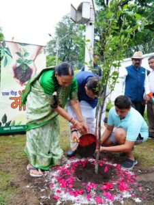मुख्यमंत्री ने एक पेड़ मां के नाम अभियान के अन्तर्गत अपनी माताजी के साथ किया पौधारोपण