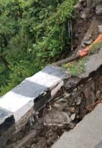 देहरादून: लगातार हो रही भारी बरसात के कारण मालसी डीयर पार्क के सामने सड़क का हिस्सा धंसा