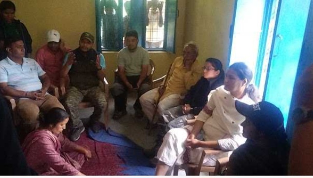 रुद्रप्रयाग : आक्रोशित महिलाओं ने डीएफओ और रेंजर को पंचायती घर में किया बंद