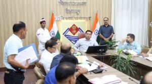डीएम की चेतावनी: मुख्यमंत्री की घोषणा को सर्वोच्च प्राथमिकता पर रखें विभाग