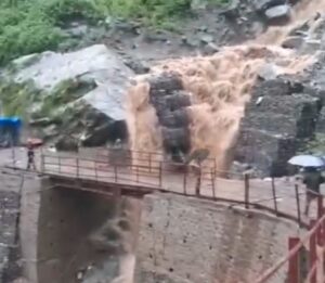केदारनाथ पैदल मार्ग पर मलबा-पत्थर आने से पैदल मार्ग आंशिक रूप से बाधित, यात्रा स्थगित