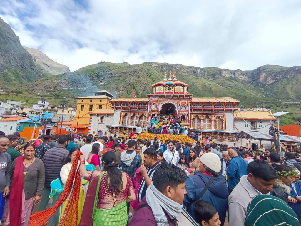 बदरीनाथ मंदिर सिंह द्वार पर फोटो खिंचवाने को लेकर हुए विवाद का बीकेटीसी अध्यक्ष ने संज्ञान लिया