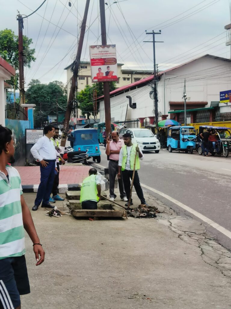 निर्माण कार्यों से जनमन के अधिकार हुए बाधित तो सम्बन्धित एजेंसी पर कार्यवाही तयः डीएम