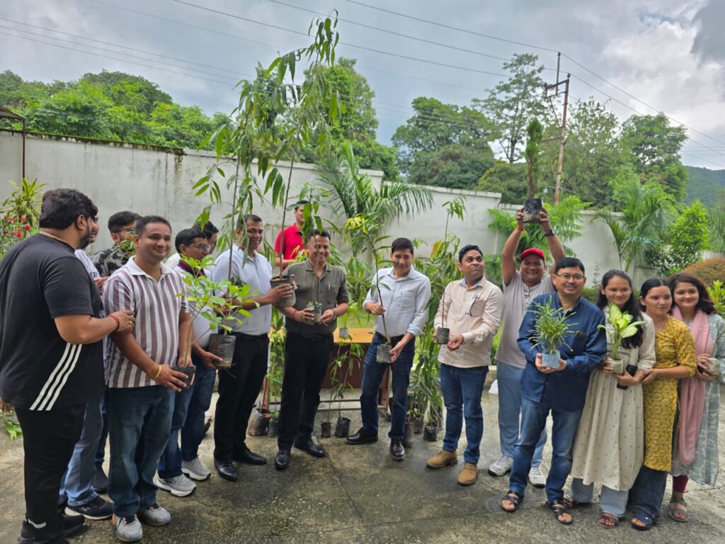 हरेला पर्व पर हरियाली का संकल्प, खाद्य संरक्षा एवं औषधि प्रशासन विभाग उत्तराखंड में किया गया पौधारोपण