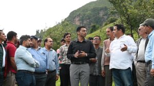 चकराता में सीएचसी की जगह देखने डीएम स्वयं चढे पहाड़