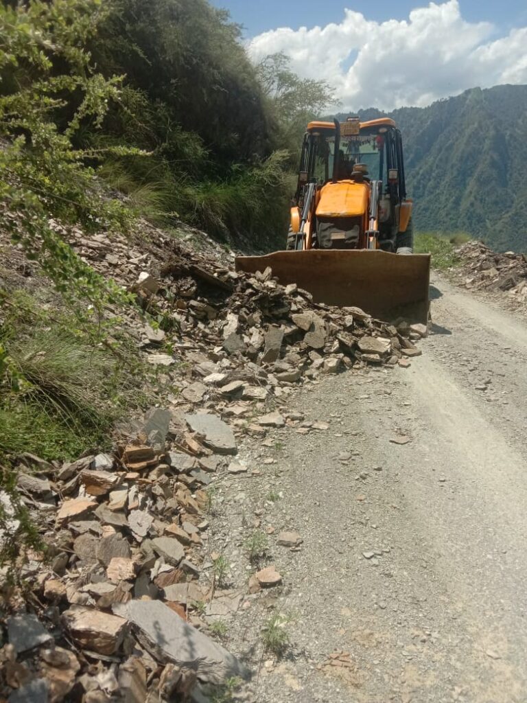 देहरादून: बरसात से बाधित सड़कें प्राथमिकता पर खोल रहा जिला प्रशासन
