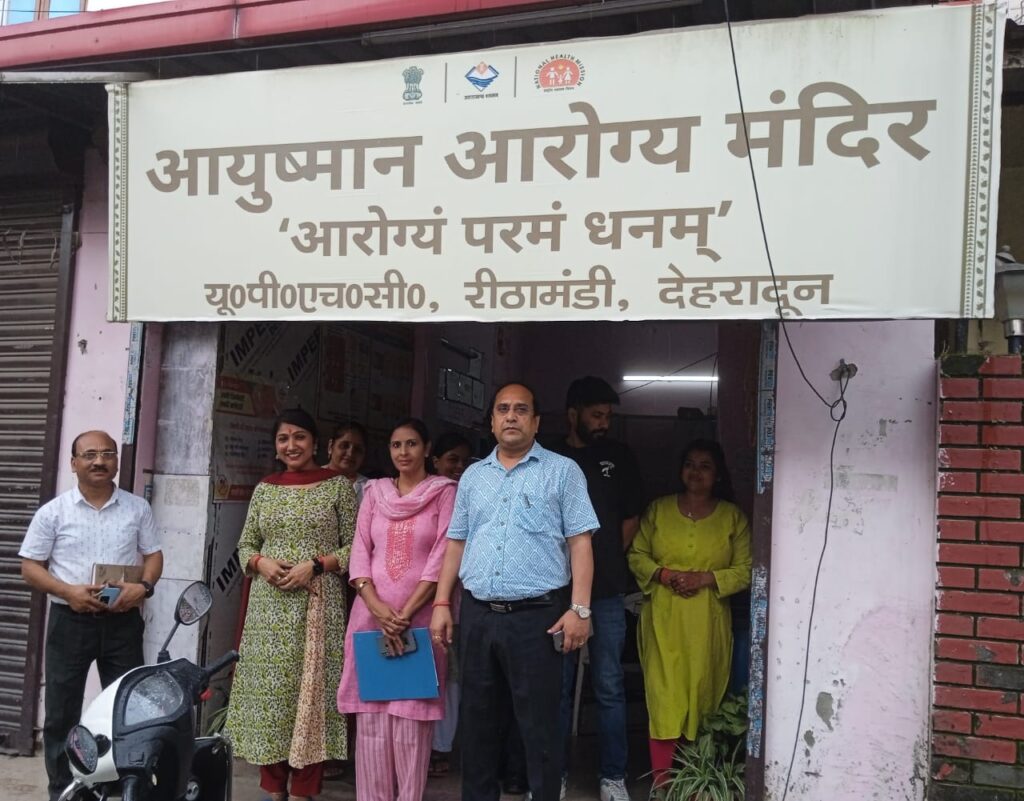 यूपीएचसी रीठामंडी के औचक निरीक्षण पर पहुंचे सीएमओ डॉ. शर्मा