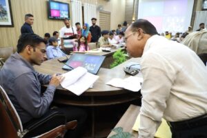 सालों से बुजुर्ग रविन्द्र सिंह की अमल दारामद प्रकरण को दबाए बैठे सदर राजस्व कानूनगो निलम्बित