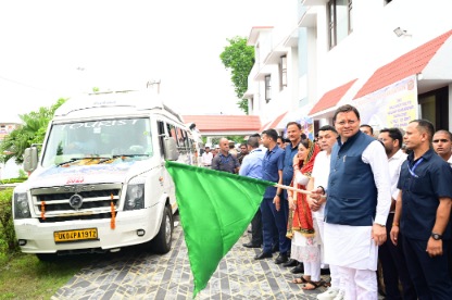 मुख्यमंत्री ने टनकपुर से कैलाश मानसरोवर यात्रा के पहले दल को हरी झंडी दिखाकर किया रवाना