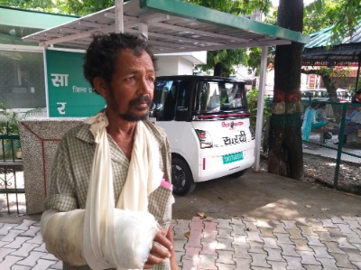 डीएम सविन बंसल ने पेश की मानवता की मिसाल, असहाय, अनाथ और लाचार राजू को दिया सहारा