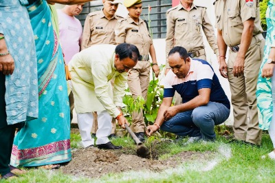 हरेला पर्व पर शिक्षा विभाग ने रोपे 1.5 लाख से अधिक पौधे